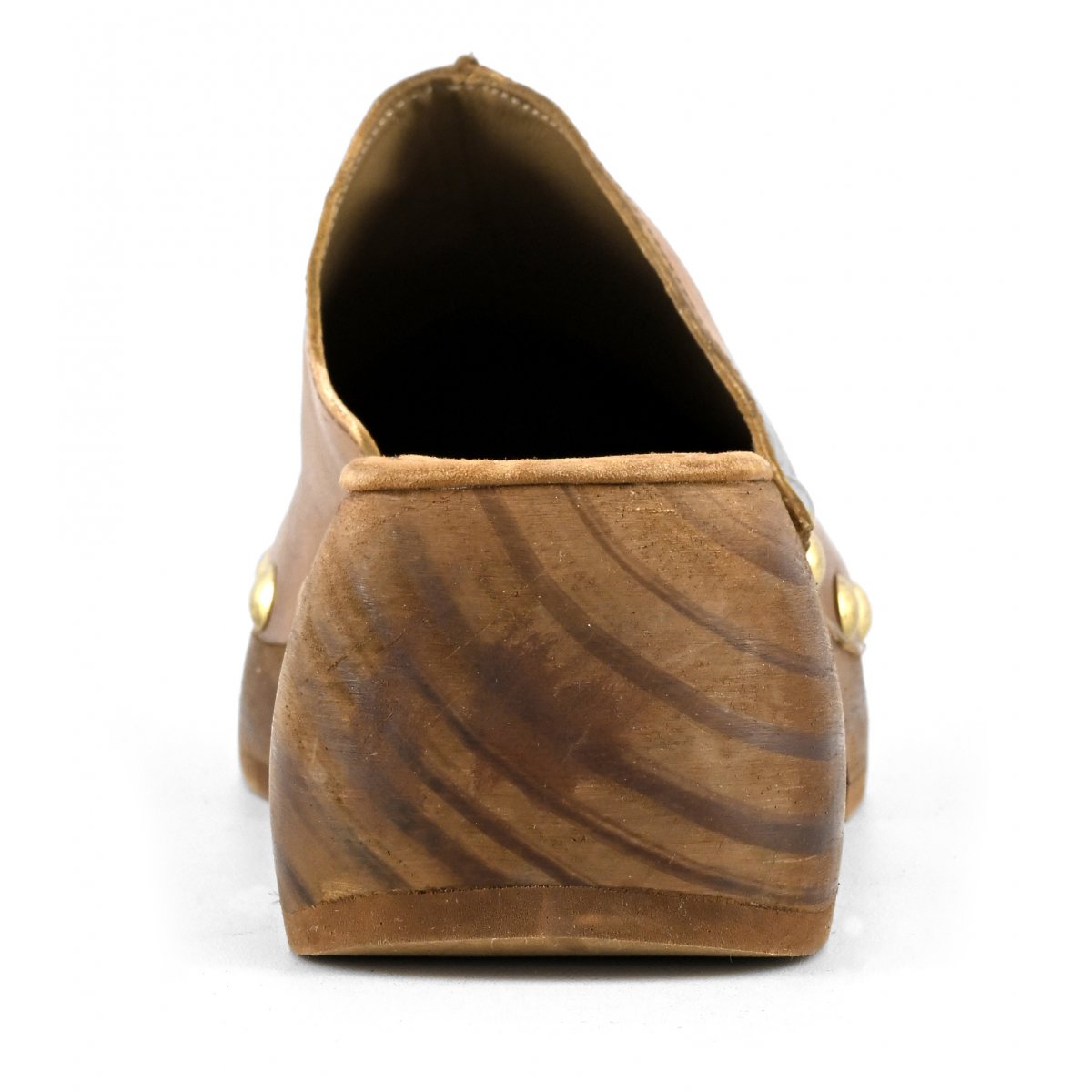 Zoccolo in legno con borchie