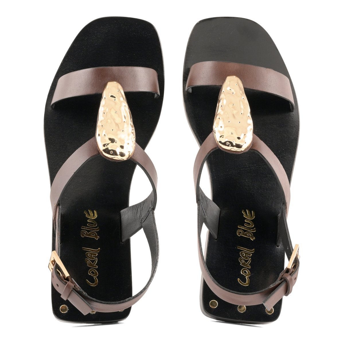 Sandalo in pelle con accessorio in metallo