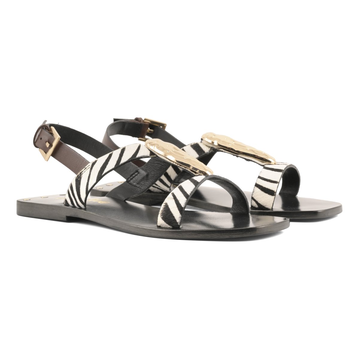 Sandalo in pelle con accessorio in metallo