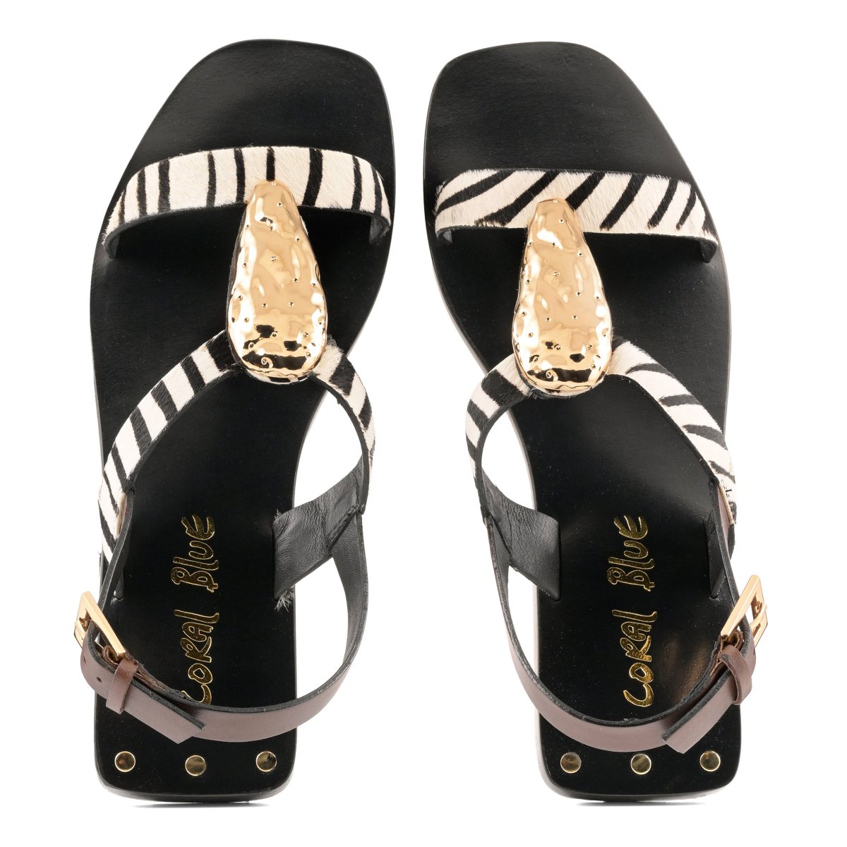 Sandalo in pelle con accessorio in metallo