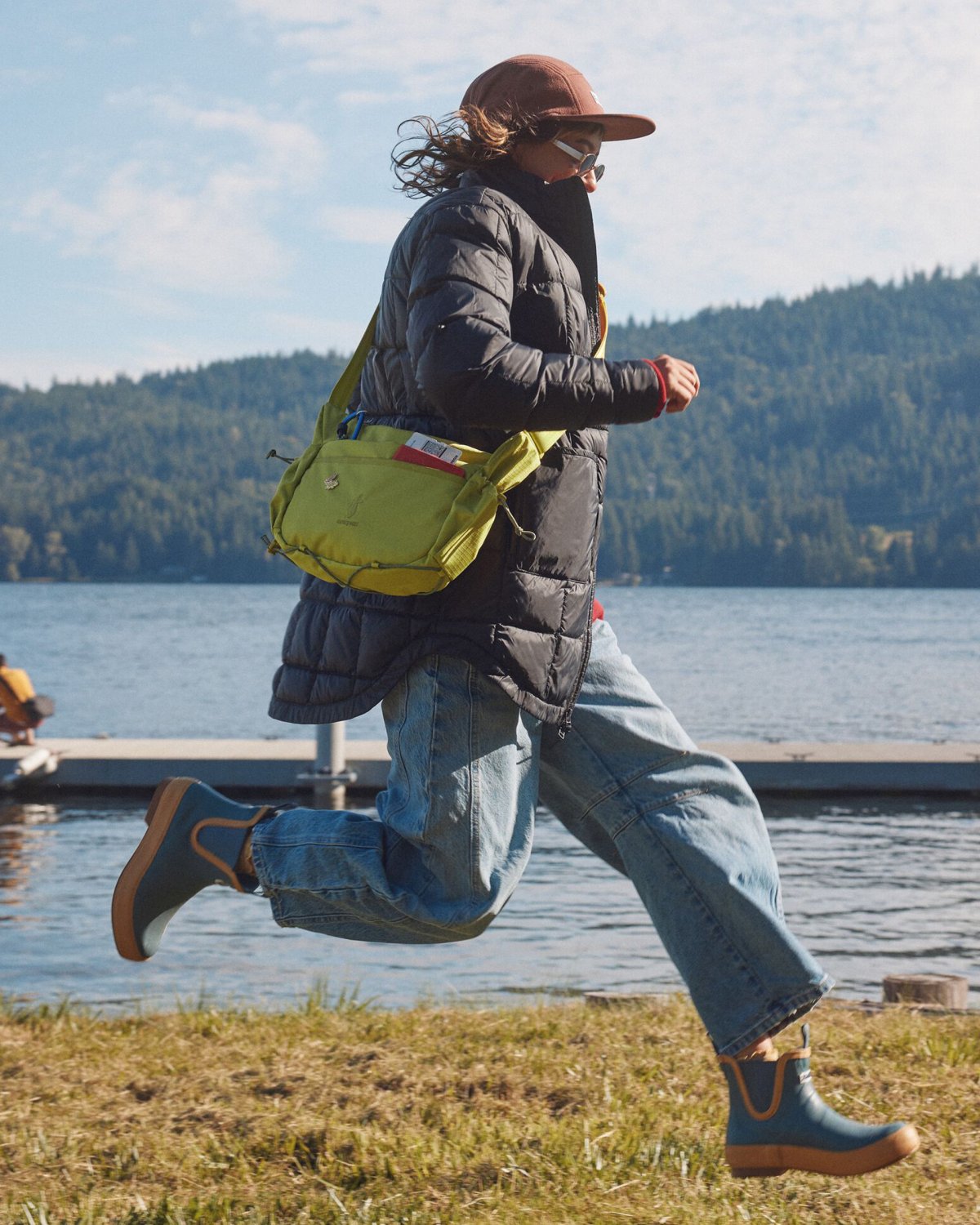 Viaje 9L Shoulder Bag