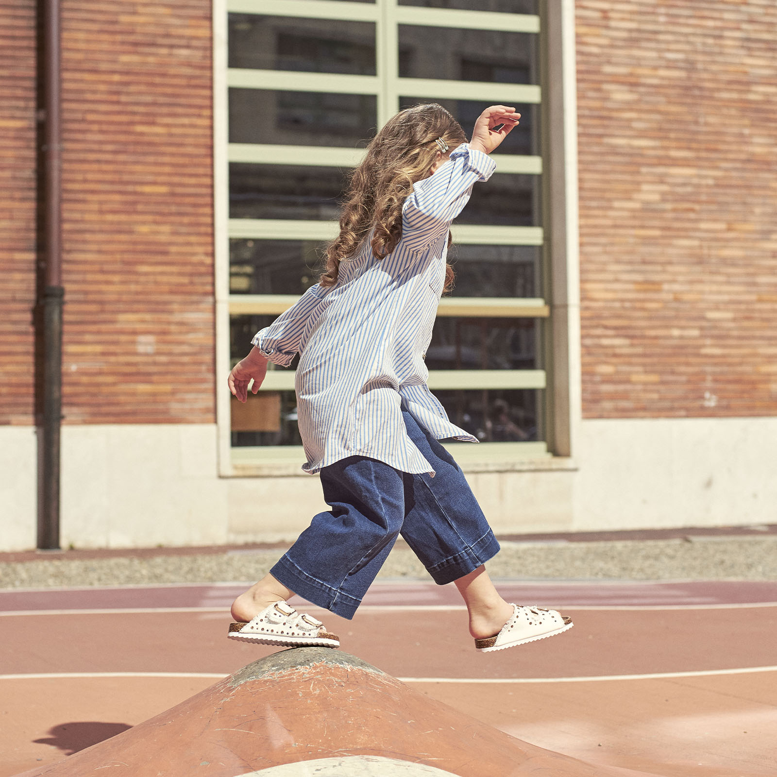 KID | align-items-start justify-content-end mb-1 text-white